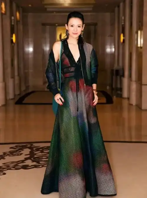  章子怡真自信穿着白色薄纱长裙美得清新脱俗,笑容灿烂令人着迷