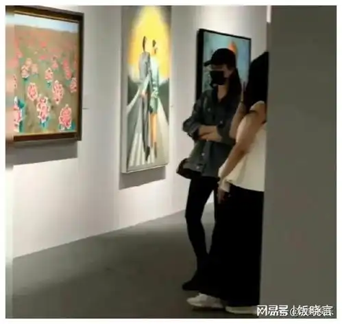  刘亦菲和朋友看画展被偶遇,本人又高又瘦,戴着口罩气质依然出众