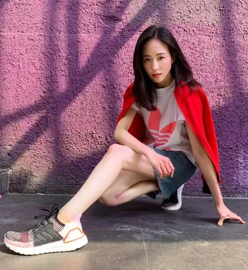  女神张钧甯休闲穿搭,日系风格元气满,满脸胶原蛋白像少女