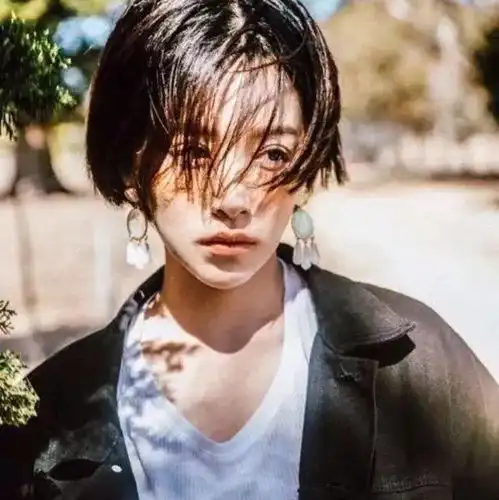 女生头像牵着你的手闭着眼睛走我也不会迷路