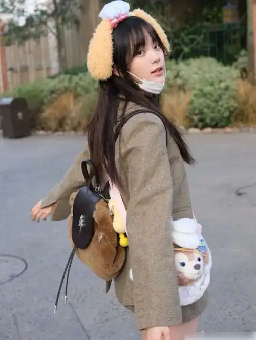  欧阳娜娜晒迪士尼游玩照,戴口罩也挡不住神颜,身材却悄悄变了模样