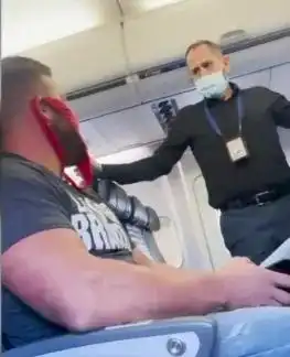  不戴口罩戴女士丁字裤机组人员直接将男子赶下飞机,还有乘客对其表示支持