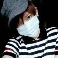  韩国男生高冷背影戴口罩黑白头像