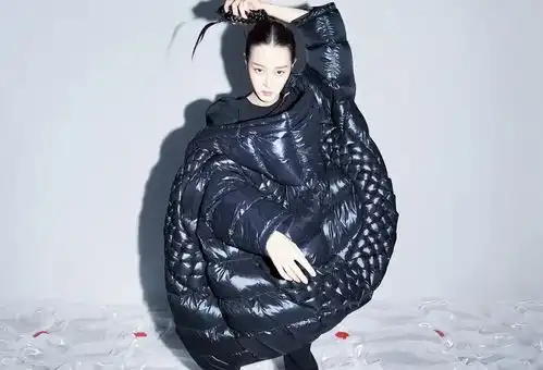  迪丽热巴展示另类时尚,羽绒服反穿被嘲,评论网友cue黄景瑜