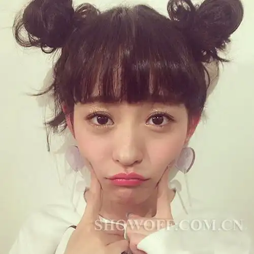  双丸子扎发减龄卖萌少女时代重返18岁