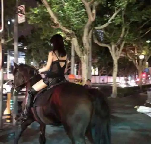 女子深夜在上海市中心骑马遭市民谴责警方已作出行政警告