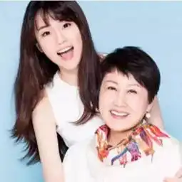  55岁张凯丽全家近照曝光,复式豪宅内景超气派,20岁女儿是学霸