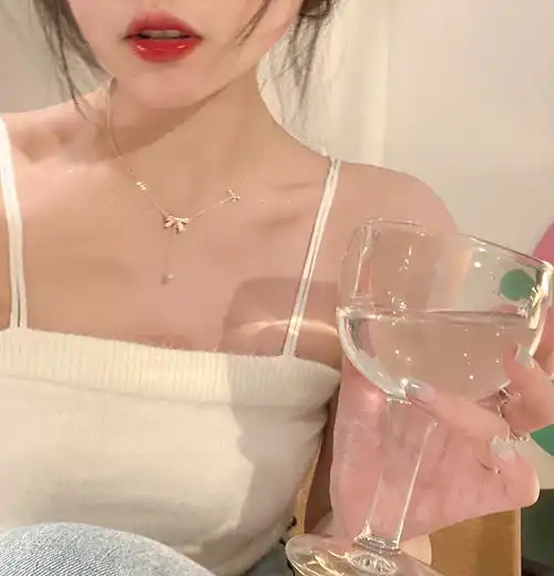  美女落泪925银项链女轻奢小众设计感2023新款爆款高级锁骨链颈链淘宝网饰品blingbling