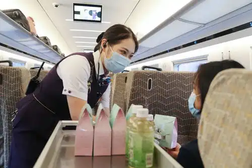  戴口罩的乘务员小姐姐,你笑起来真好看
