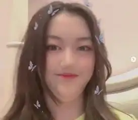  李嫣凌晨晒写真,与闺蜜同框站姿撩人,比妈妈王菲更有女人味儿