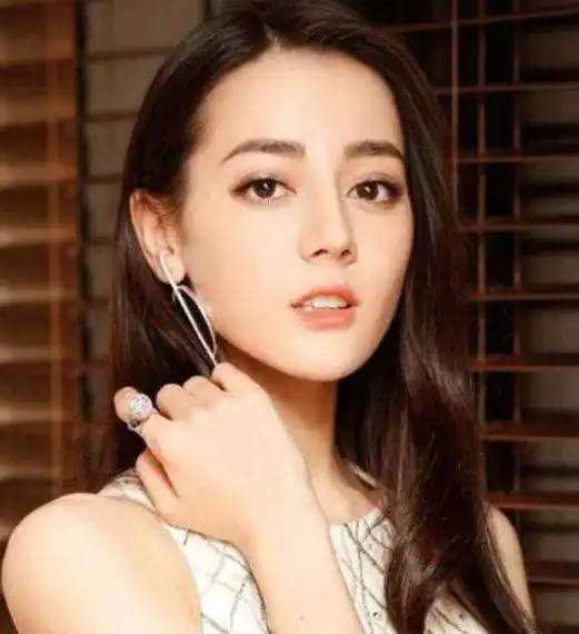  热巴我92年的,杨紫我也是离开滤镜后,差距一目了然
