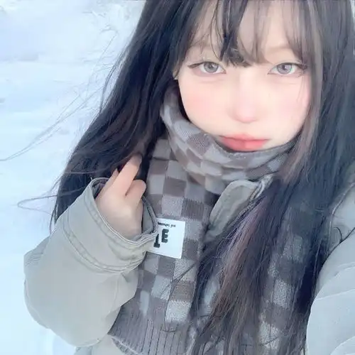  女生头像是你摘下了月亮又嫌她冷清.