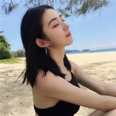  卫衣和半裙的组合一样会让人联念到运动芳华烂漫和俏皮