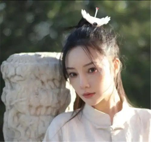  期待复出李小璐晒古风美照清新脱俗,高调互动自誉真好看