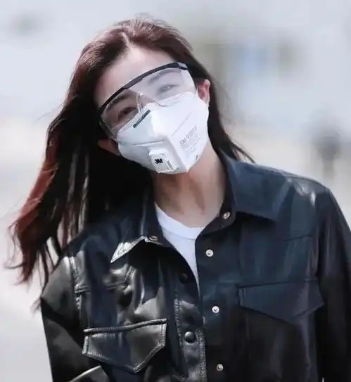 女生头像戴口罩 冷酷头