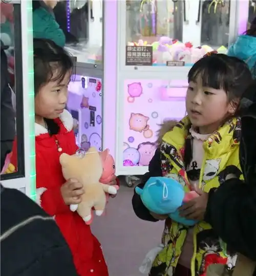  春天来了,家长给孩子戴春娃,佛山景区现抓娃娃热潮
