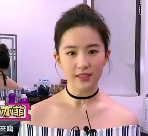 谁说choker只适合酷女孩鞠婧祎戴上挺甜美,刘亦菲则很优雅