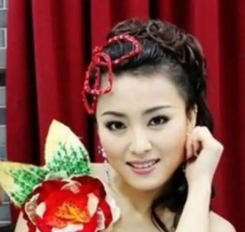  赵本山最美女弟子,裸婚嫁大7岁丑舅舅,如今儿子不随爹