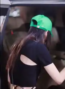  baby现身机场穿露脐装大秀好身材,蚂蚁腰太吸睛不输闺蜜杨幂