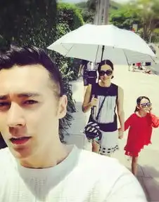  她46岁性感依旧,2次离婚,3个女儿,如今跟小12岁的他甜蜜订婚搜狐旅游搜狐网