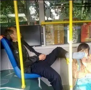  老人暴打未让座女孩盘点公交车上的极品乘客