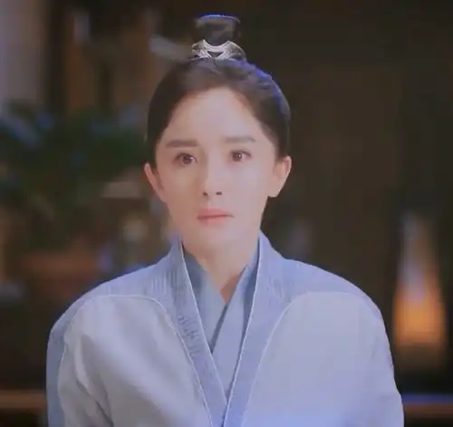  斛珠夫人35岁杨幂再演少女,颜值没问题,眼神出戏了