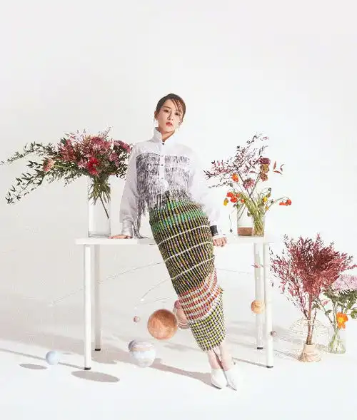  杨紫新年晒时尚画报,瘦出高级脸,气质愈发出众
