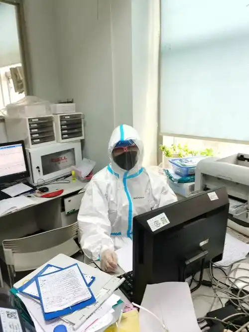女医生戴口罩头像疫情
