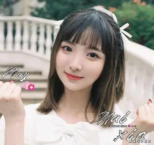  硬糖少女303夏日胶片感海报,全员元气笑容,刘些宁的刘海显脸小