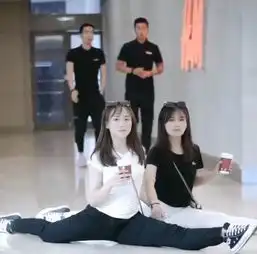  抖音两闺蜜逛商场,接下来的行为,让路人看傻了眼