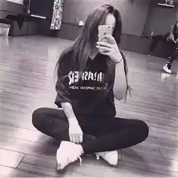 女生戴帽子口罩超霸气头
