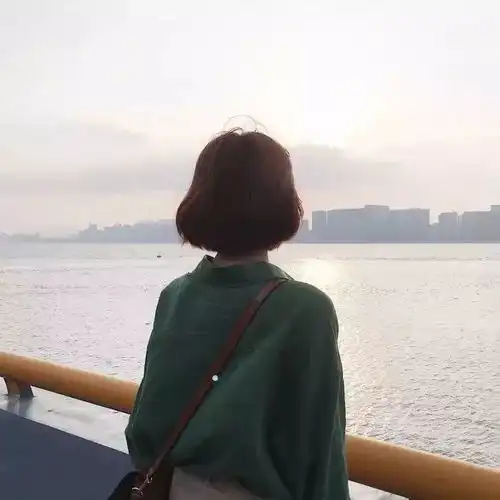 不露脸女头像背影