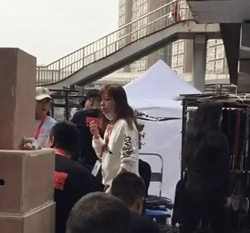  赵薇片场超敬业手指工作人员霸气十足,戴口罩难掩满脸憔悴