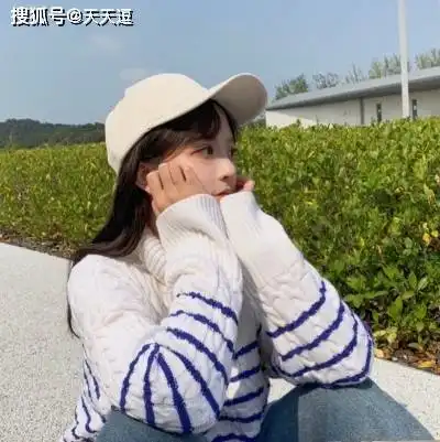  搞笑gif段子妹子吃个饭都要玩出花样来
