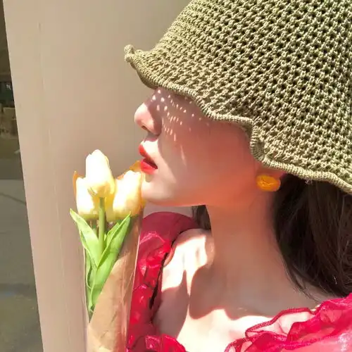  真人女生头像玫瑰即使凋零也高于路边的野花
