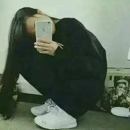  这张是情侣头像么和这张相片风格一样,差不多的男生头像来一张高清点谢谢