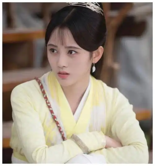  穿黄色古装的女星们,刘诗诗清丽脱俗,,刘亦菲单纯无害黄衣