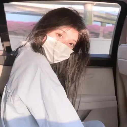  带神秘感的口罩女生头像