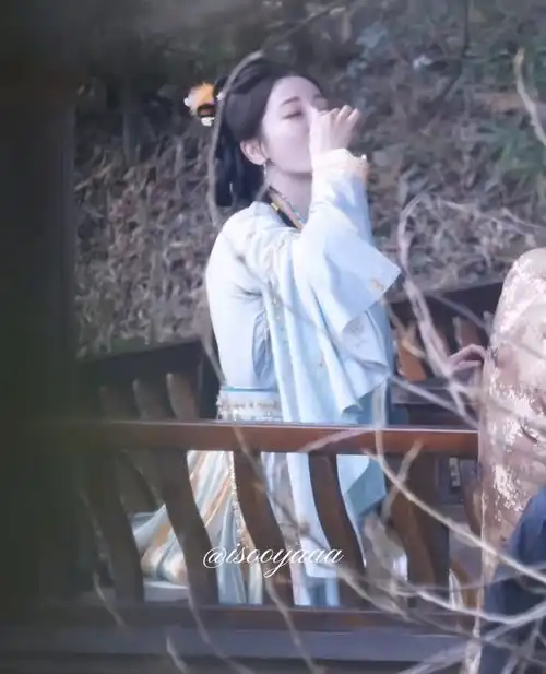  迪丽热巴竹林喝酒路透穿着淡雅清新脱俗