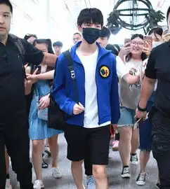  王俊凯口罩遮面现身粉色手机壳暴露少女心