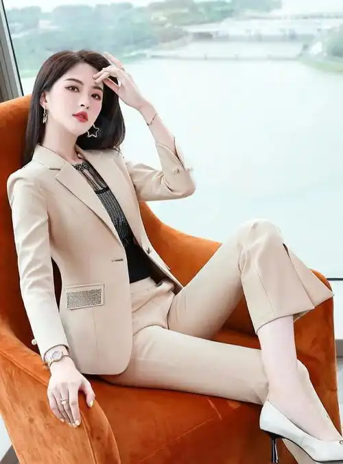  女性职业装,精炼而成熟,彰显女性的魅力