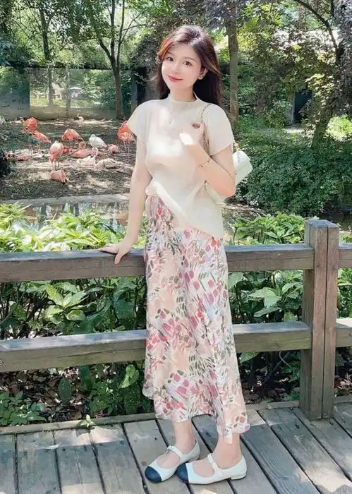  今夏火了一种衣服,叫蘑菇褶,优雅又高级,中年女人穿好显贵