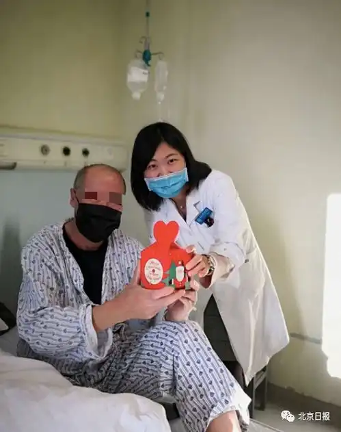 女医生戴口罩头像人工呼吸