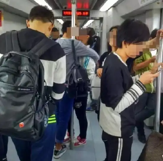 接吻拉丝的情侣头像地铁