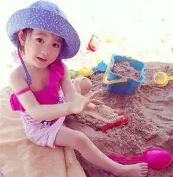  刘恺威带女儿外出游玩,面对记者围问刘恺威四字回应太机智