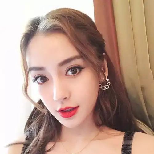  angelababy看秀拍摄暴露工作狂属性贴上假睫毛拥有baby同款电眼