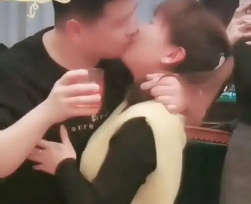  同学聚会,男女同学接吻喝酒,网友这一吻解散了两个家庭