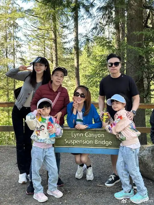  熊黛林全家出游,双胞胎女儿变化大,姐姐长相随爸妹妹个头像妈
