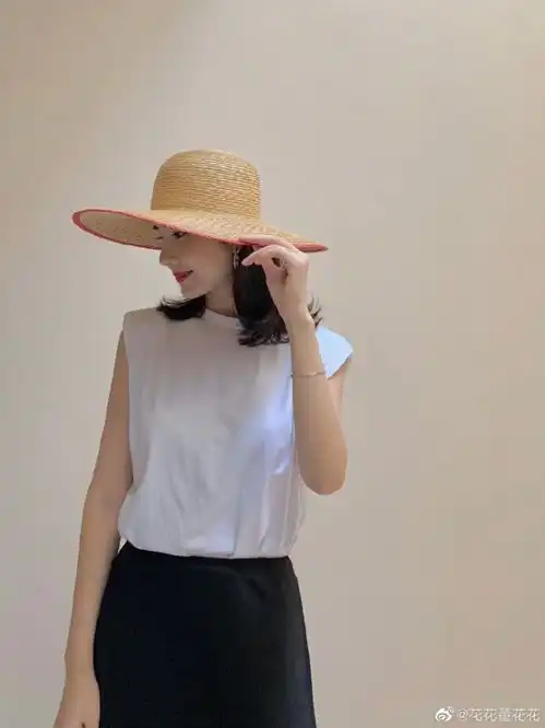  总裁夫人懒理张大奕挑衅,晒清新脱俗美照,淡妆出镜气质高贵