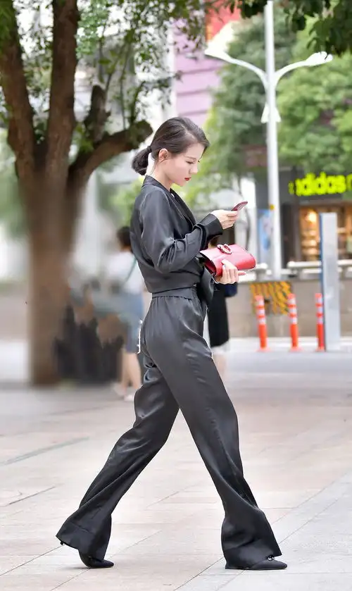  美女选择黑色系套装,再搭配高跟鞋,凸显职业女性优雅的气质